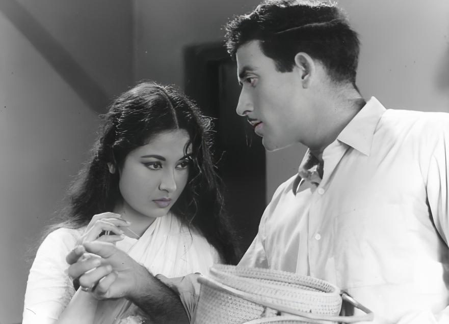 Raaj Kumar and Meena Kumari
Why they're Iconic: Their collaborations like Pakeezah brought a sense of tragedy and longing to their on-screen chemistry, resonating with audiences through emotional depth.